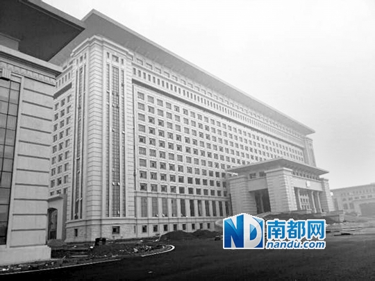 圖片顯示，湖南攸縣新建的發(fā)展中心樓群氣派，廣場(chǎng)龐大。 圖片來源：天涯論壇