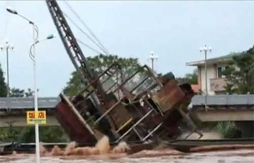 抽砂船卡在橋下。