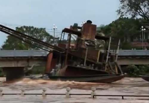 抽砂船卡在橋下。