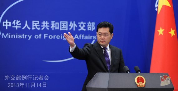 2013年11月14日，外交部發(fā)言人秦剛主持例行記者會(huì)。