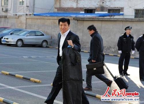 庭審當日，李某某辯護律師張起淮匆匆趕到北京市一中院    人民網記者 翁奇羽攝