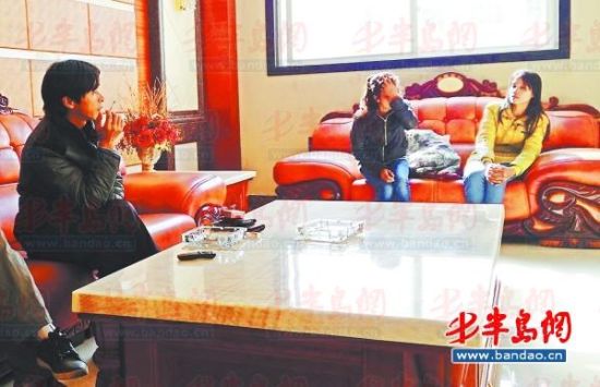 鄱陽湖鄉(xiāng)村大酒店內(nèi)，兩個本地男子帶著兩個外籍女子給記者