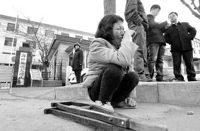 從法院出來(lái)以后，家屬和律師正在商量案情，夏鳳各在旁想著想著忍不住哭起來(lái)