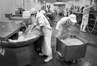 昨日，位于順義李遂開發(fā)區(qū)的慶豐包子鋪配送中心生產車間，工人們正在斬拌胡蘿卜餡料。