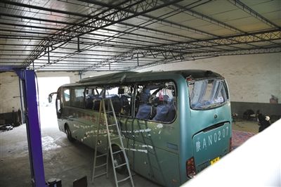 爆炸客車內(nèi)部已經(jīng)面目全非。據(jù)華商報