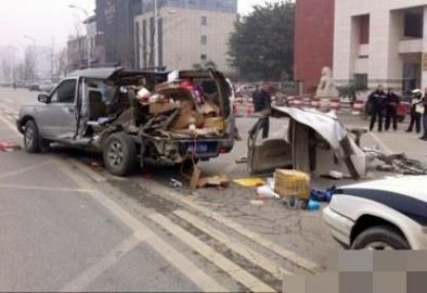 一輛越野車在車禍中受損嚴(yán)重。圖據(jù)網(wǎng)絡(luò)