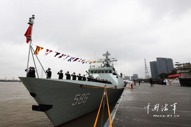 1月8日，某新型導(dǎo)彈護(hù)衛(wèi)艦吉安艦入列海軍東海艦隊(duì)命名授旗儀式現(xiàn)場(chǎng)。新華社發(fā)