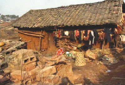 在村小的教室里,吉覺(jué)阿呷幫低年級(jí)學(xué)生削鉛筆。記者 張文攝