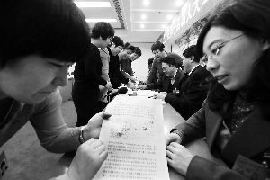 人大代表們就各自關(guān)心的話題熱烈討論。