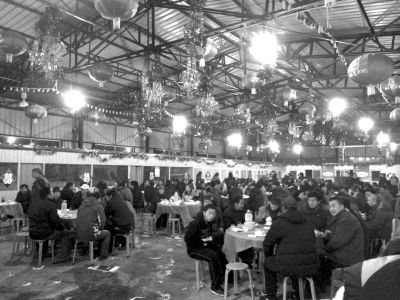 村主任孫女滿月宴席上，坐滿了前來道賀的村民。京華時(shí)報(bào)記者陶冉攝