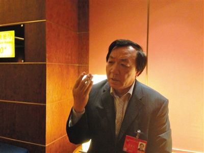 　昨日，在接受采訪時，何香久強調(diào)，大多公務員是勤勉工作的。