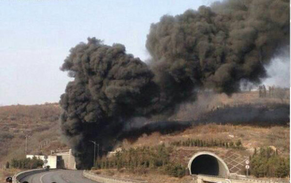 3月1日14時50分，山西，晉濟(jì)高速巖后隧道內(nèi)一輛拉煤車和一輛載有液態(tài)甲醇的車輛相撞爆炸。