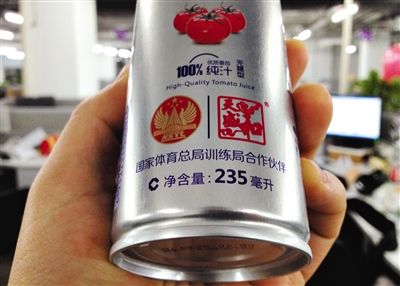 在涉訴產(chǎn)品的包裝上，印著“國(guó)家體育總局訓(xùn)練局合作伙伴”標(biāo)識(shí)。新京報(bào)記者 倪華初 攝