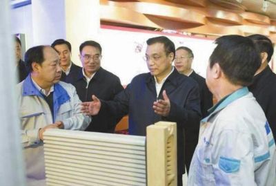 昨天，李克強在科技園查看PM2.5過濾設(shè)備。圖/新華視點微博