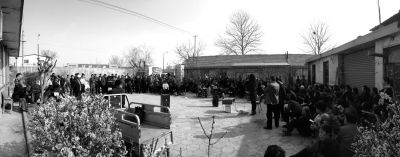 昨天下午，杜家疃村委會原文書李榮茂，向村民介紹當(dāng)天上午與街道辦溝通的情況。京華時報(bào)記者 懷若谷 攝