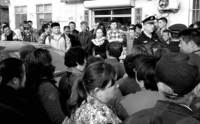 警方趕到現(xiàn)場，處理車胎被扎事件。