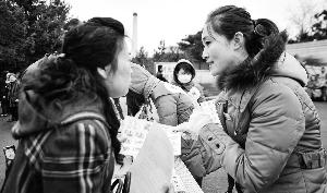 墓區(qū)服務員（右）見證了喪葬“綠化進程”。新華社發(fā)