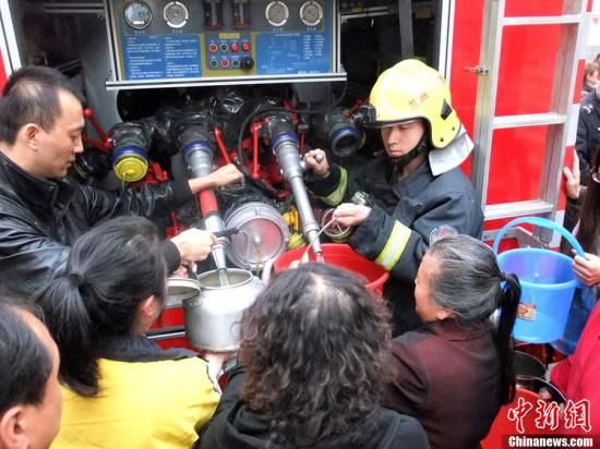 　4月11日，蘭州市自來水苯含量嚴(yán)重超標(biāo)，蘭州啟動(dòng)公共突發(fā)事件應(yīng)急機(jī)制，緊急調(diào)配安全水源在居民區(qū)投放，圖為消防隊(duì)給西固蘭玻西社區(qū)居民送來水，市民排隊(duì)取水。裴強(qiáng) 攝 圖片來源：東方IC 版權(quán)作品 請勿轉(zhuǎn)載