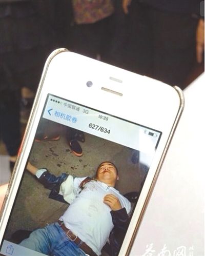 4月19日上午，目擊者拍到的黃祥拔被打現(xiàn)場(chǎng)圖片。網(wǎng)絡(luò)截圖