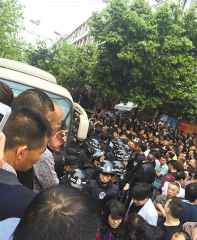 4月19日，蒼南縣靈溪鎮(zhèn)城管打人事件現(xiàn)場(chǎng)。網(wǎng)絡(luò)截圖