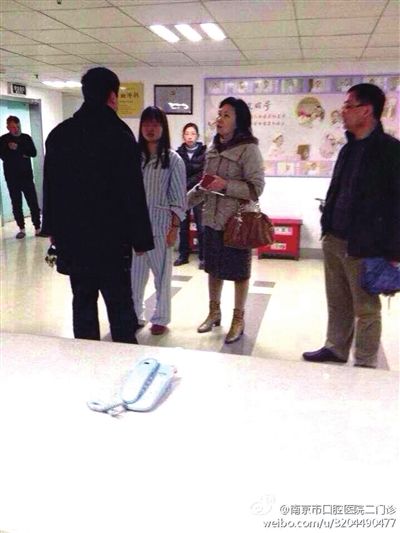 事發(fā)現(xiàn)場，打人者袁亞平(右二) (資料圖)