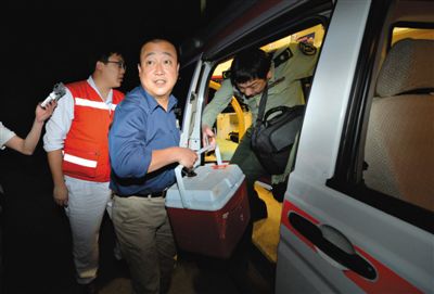 昨晚20時52分，活體心臟從直升機上取下后用救護車運抵安貞醫(yī)院。昨晚，一顆等待移植給北京安貞醫(yī)院一名12歲男孩的活體心臟，從廣西桂林啟運，4個多小時后順利抵達北京。