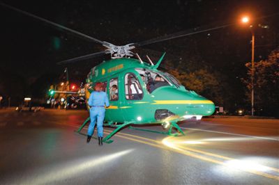 20∶48 直升機在安貞醫(yī)院西門北側(cè)200米的空地降落。