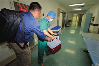 20∶55 活體心臟抵達安貞醫(yī)院手術(shù)室外交給醫(yī)生。