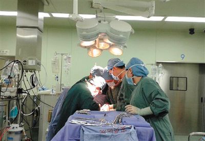 22∶30 手術(shù)正在緊張進行中，著名心臟外科專家孟旭主任主刀。