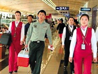 17∶25 南航工作人員引導(dǎo)陪運醫(yī)務(wù)人員走快速登機通道。網(wǎng)絡(luò)截圖