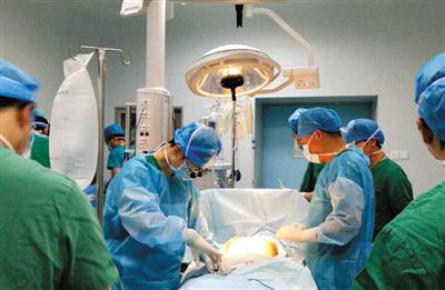 16∶00 葉勁的心臟摘取手術(shù)在桂林181醫(yī)院開始進行。網(wǎng)絡(luò)截圖