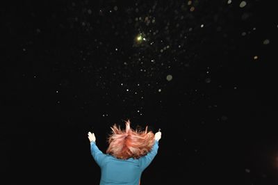 　20∶48 地勤指揮員向正在降落的直升機揮手表明降落地點。網(wǎng)絡(luò)截圖