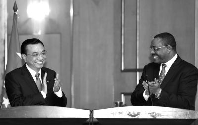 ▲國(guó)務(wù)院總理李克強(qiáng)在亞的斯亞貝巴與埃塞俄比亞總理海爾馬里亞姆會(huì)談后，共同會(huì)見記者。 新華社發(fā)