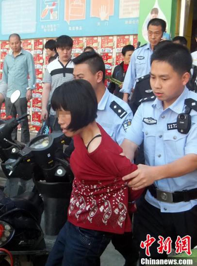  5月8日上午8時10分左右，江西省撫州市黎川縣日峰鎮(zhèn)家家樂超市發(fā)生一起持刀傷人案件。