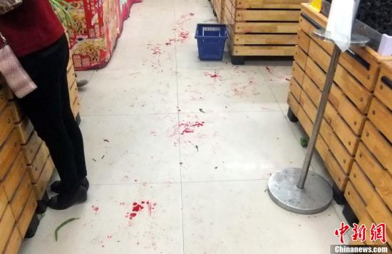   5月8日上午8時10分左右，江西省撫州市黎川縣日峰鎮(zhèn)家家樂超市發(fā)生一起持刀傷人案件。