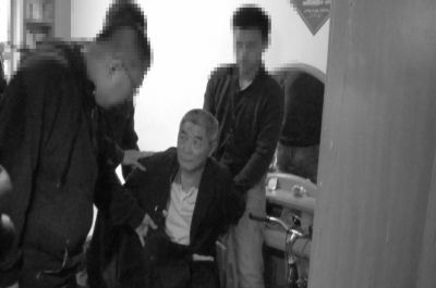 　向南夫被警方抓獲。