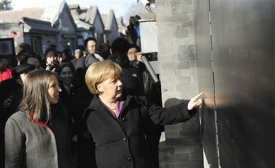 2012年2月2日，北京，默克爾來到南鑼鼓巷游覽。