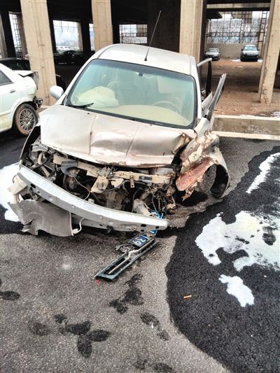 事發(fā)轎車。吳英供圖