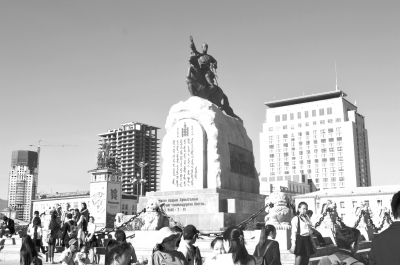 　圖為烏蘭巴托市成吉思汗廣場一角。 馬振華攝