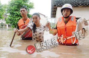 長壽區(qū)，消防官兵搜救被困群眾。