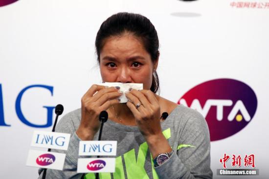 9月21日，李娜在北京召開(kāi)退役發(fā)布會(huì)。圖為李娜在發(fā)布會(huì)上落淚。中新社發(fā) 韓海丹 攝