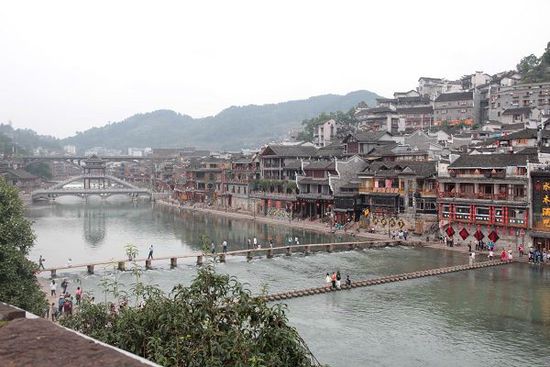 鳳凰古城以被吐槽七次高居最想吐槽榜榜首，而這七次吐槽全部來(lái)自在鳳凰古城隨機(jī)采訪的10名游客中。