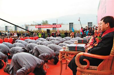 網(wǎng)絡(luò)上流傳的北京鳳凰嶺書院開學典禮上學員跪拜老師的照片?！肮虬荨币鹆瞬簧倬W(wǎng)友質(zhì)疑。