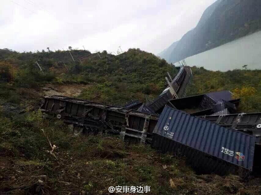 襄渝鐵路旬陽(yáng)至棕溪上行線發(fā)生山體塌方，致使75228次貨物列車(chē)8節(jié)車(chē)廂脫線。圖片來(lái)源于網(wǎng)絡(luò)