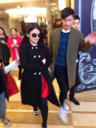 　婚禮現(xiàn)場(chǎng)現(xiàn)多位明星大腕助陣。