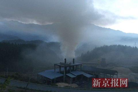 污染企業(yè)排放煙塵。當(dāng)?shù)鼐W(wǎng)友供圖