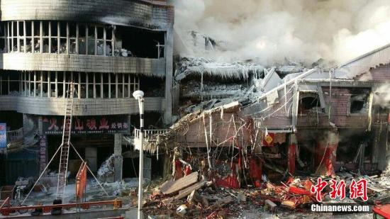 2015年1月3日，哈爾濱市道外區(qū)太古街著火塌方現(xiàn)場(chǎng)，火又燒了起來(lái)