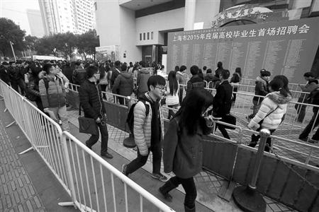 昨天的應(yīng)屆生招聘會(huì),舉辦方上海國(guó)際展覽中心配備了足夠的警力、安保和工作人員，整個(gè)排隊(duì)隊(duì)伍被分割成數(shù)段