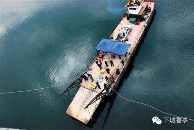 為搜尋深水沉尸，杭州警方租用的船只在水面作業(yè)。本版圖片/杭州警方提供