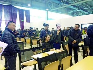 　首批中央和國家機關(guān)公車第三場拍賣現(xiàn)場。賈悅/攝